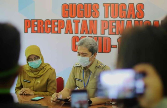 
					Empat puskesmas dan satu kantor Kelurahan di Kecamatan Tanah Sareal Kota Bogor terpaksa selama 3 hari, paska adanya petugas puskesmas, lurah dan sekretaris lurah yang terpapar Covid-19.