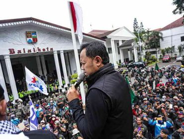 Wali Kota Bogor Bima Arya saar berorasi di depan ribuan buruh, Rabu (21/10/2020)