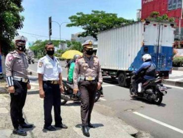 Kasat lantas Polres Metro Depok, Kompol Andi M Indra Waspada, saat meninjau titik rawan banjir di Jalan Raya Margonda, Selasa (6/10/2020).