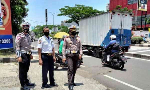 Kasat lantas Polres Metro Depok, Kompol Andi M Indra Waspada, saat meninjau titik rawan banjir di Jalan Raya Margonda, Selasa (6/10/2020).
