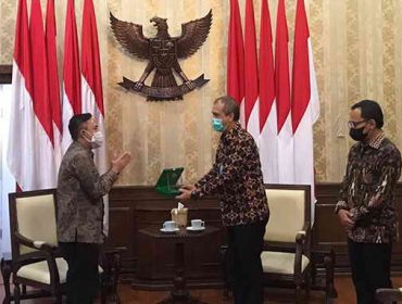 Kajari Kota bogor menyerahkan penghargaan kepada 3 OPD di Kota Bogor.