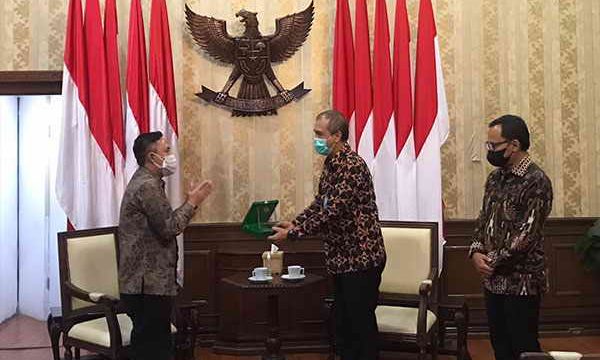 Kajari Kota bogor menyerahkan penghargaan kepada 3 OPD di Kota Bogor.