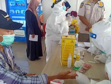 Seorang warga yang baru sampai di Kota Bogor, tengah di rapid test, kemarin.