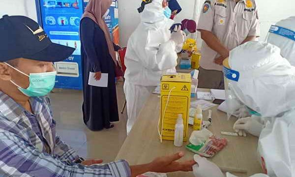 Seorang warga yang baru sampai di Kota Bogor, tengah di rapid test, kemarin.