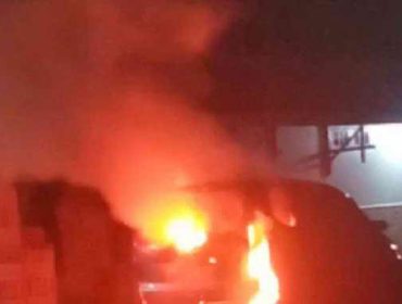 Tangkapan layar detik detik sebuah mobil terbakar yang menewaskan seseorang di Cendana, Desa Toriyo, Kecamatan Bendosari, Kabupaten Sukoharjo, Selasa (20/10/2020). ft tribunjakarta