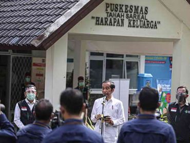 Presiden Jokowi meninjau persiapan Puskesmas Tanah Sareal jelang pelaksanaan vaksinasi covid 19.  Foto: Kris - Biro Pers Sekretariat Presiden