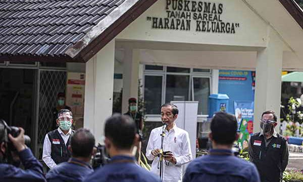 Presiden Jokowi meninjau persiapan Puskesmas Tanah Sareal jelang pelaksanaan vaksinasi covid 19.  Foto: Kris - Biro Pers Sekretariat Presiden