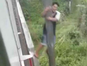 Seorang pria nampak bergelantungan di tiang jembatan jalur rel kereta api Nambo, Kabupaten Bogor, Jawa Barat, Sabtu (31/10/2020)(KOMPAS.COM/AFDHALUL IKHSAN)