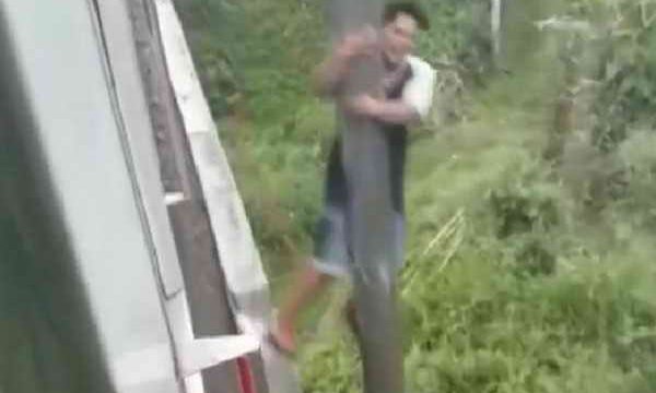 Seorang pria nampak bergelantungan di tiang jembatan jalur rel kereta api Nambo, Kabupaten Bogor, Jawa Barat, Sabtu (31/10/2020)(KOMPAS.COM/AFDHALUL IKHSAN)