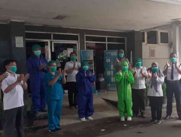 karyawan dan masyarakat kompak tepuk tangan, sebagai bentuk dukungan kepada tim medis yang merawat pasien covid khususnya