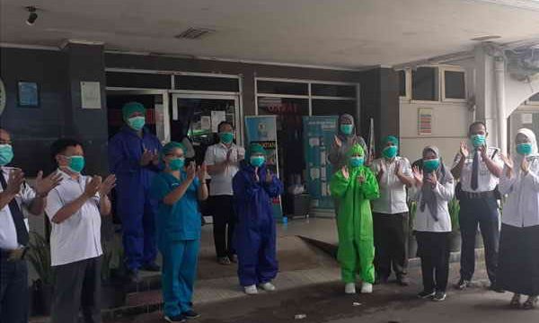 karyawan dan masyarakat kompak tepuk tangan, sebagai bentuk dukungan kepada tim medis yang merawat pasien covid khususnya