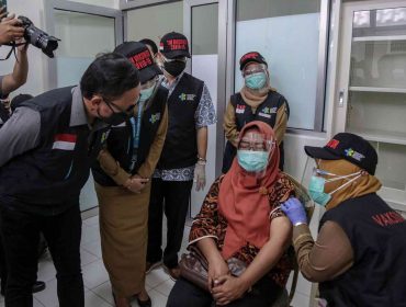 Wali Kota Bogor Bima Arya mendampingi Presiden Jokowi memeriksa kesiapan Puskesmas Tanah Sareal, jelang pelaksanaan vaksinasi covid. Foto: Kris - Biro Pers Sekretariat Presiden