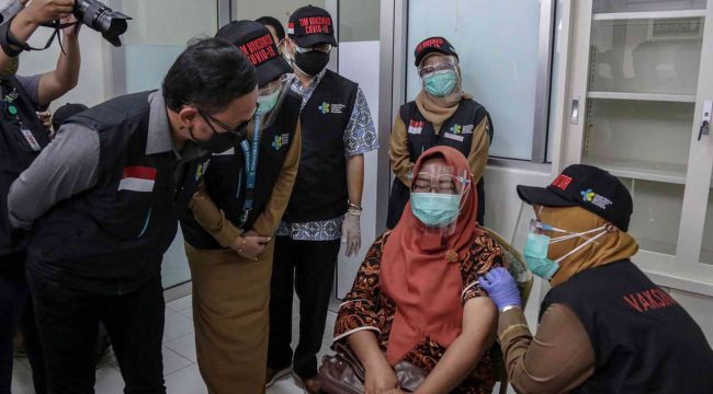 Wali Kota Bogor Bima Arya mendampingi Presiden Jokowi memeriksa kesiapan Puskesmas Tanah Sareal, jelang pelaksanaan vaksinasi covid. Foto: Kris - Biro Pers Sekretariat Presiden