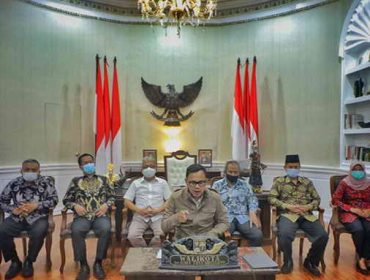 Wali Kota Bogor Bima Arya memastikan tenaga pendidik menjadi salah satu prioritas penerima vaksin covid tahap pertama. foto prokompim