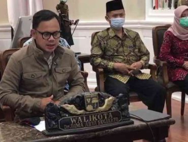 Wali Kota Bogor Bima Arya konfrensi pers virtual terkait rencana membuka kembali sekolah tatap muka.