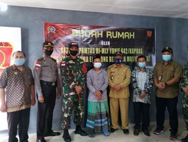 Dansatgas Pamtas Yonif 642/Kapuas Resmikan Bedah Rumah Tidak
Layak Huni.
doc-Pen-Satgas-Yonif-642