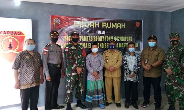 Dansatgas Pamtas Yonif 642/Kapuas Resmikan Bedah Rumah Tidak
Layak Huni.
doc-Pen-Satgas-Yonif-642