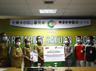 Wakil Bupati Bogor Iwan Setiawan menerima bantuan 320 APD dari PT Ace Hardware Indonesia.