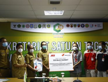 Wakil Bupati Bogor Iwan Setiawan menerima bantuan 320 APD dari PT Ace Hardware Indonesia.