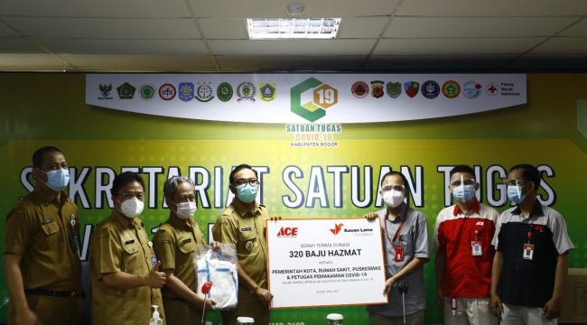 Wakil Bupati Bogor Iwan Setiawan menerima bantuan 320 APD dari PT Ace Hardware Indonesia.