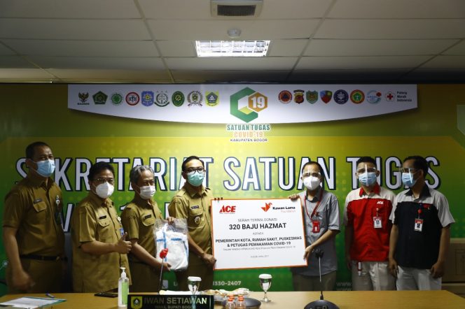 
					Wakil Bupati Bogor Iwan Setiawan menerima bantuan 320 APD dari PT Ace Hardware Indonesia.