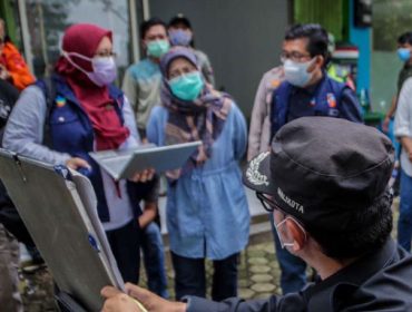 Wali Kota Bogor Bima Arya saat memberikan arahan mengenai penanganan covid di Perumahan Griya Melati.