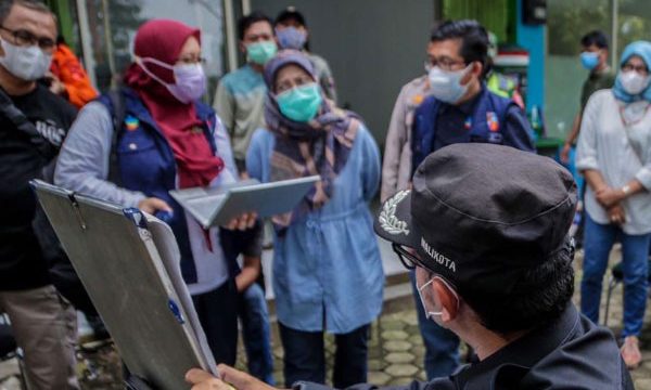 Wali Kota Bogor Bima Arya saat memberikan arahan mengenai penanganan covid di Perumahan Griya Melati.