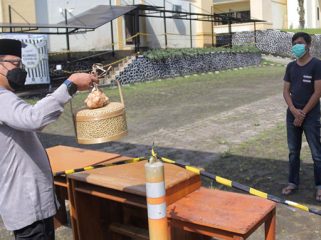 Wali Kota Bogor Bima Arya memberikan makanan khas lebaran kepada salah seorang warga Kota Bogor yang tengah diisolasi, setelah dinyatakan positif covid 19 di Gedung Pusdiklatwas BPKP Ciawi.