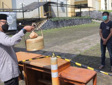 Wali Kota Bogor Bima Arya memberikan makanan khas lebaran kepada salah seorang warga Kota Bogor yang tengah diisolasi, setelah dinyatakan positif covid 19 di Gedung Pusdiklatwas BPKP Ciawi.