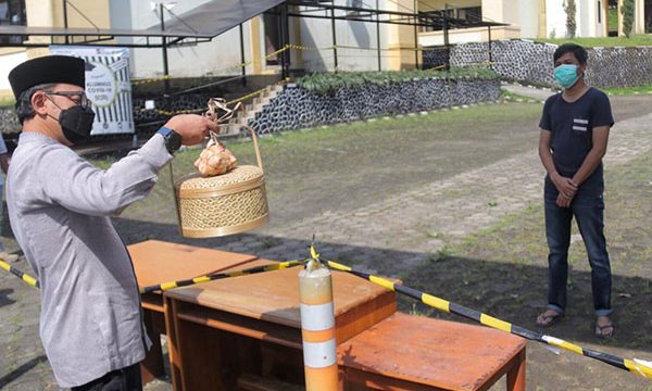 Wali Kota Bogor Bima Arya memberikan makanan khas lebaran kepada salah seorang warga Kota Bogor yang tengah diisolasi, setelah dinyatakan positif covid 19 di Gedung Pusdiklatwas BPKP Ciawi.