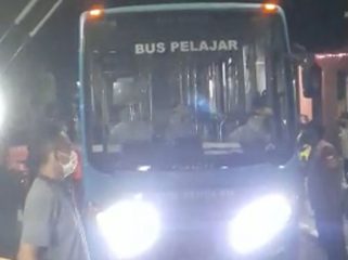 Bus Sekolah Kota Bogor saat mengevakuasi 12 warga Perumahan Griya Melati Bubulak yang akan diisolasi di BKPP Ciawi.