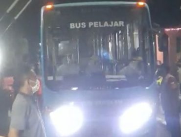 Bus Sekolah Kota Bogor saat mengevakuasi 12 warga Perumahan Griya Melati Bubulak yang akan diisolasi di BKPP Ciawi.