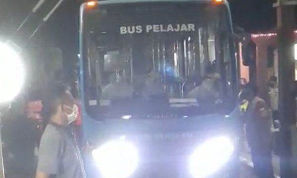 Bus Sekolah Kota Bogor saat mengevakuasi 12 warga Perumahan Griya Melati Bubulak yang akan diisolasi di BKPP Ciawi.