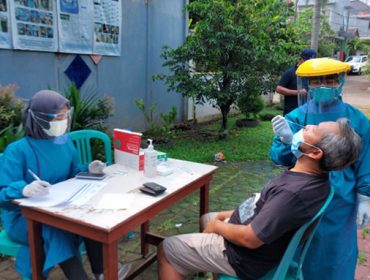 Warga Perumahan Griya Melati bubulak tengah di swab test oleh petugas DInkes Kota Bogor.