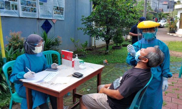 Warga Perumahan Griya Melati bubulak tengah di swab test oleh petugas DInkes Kota Bogor.