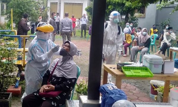 Warga Perumahan Girya Melati Bubulak Bogor diswab.