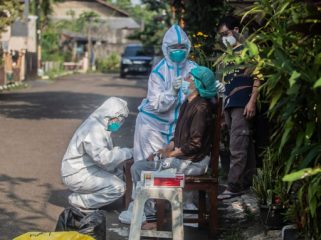 Warga Perumahan Griya Melati Kota Bogor tengah diswab oleh petugas Dinkes Kota Bogor, Kamis (27/5/2021).