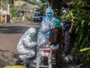 Warga Perumahan Griya Melati Kota Bogor tengah diswab oleh petugas Dinkes Kota Bogor, Kamis (27/5/2021).