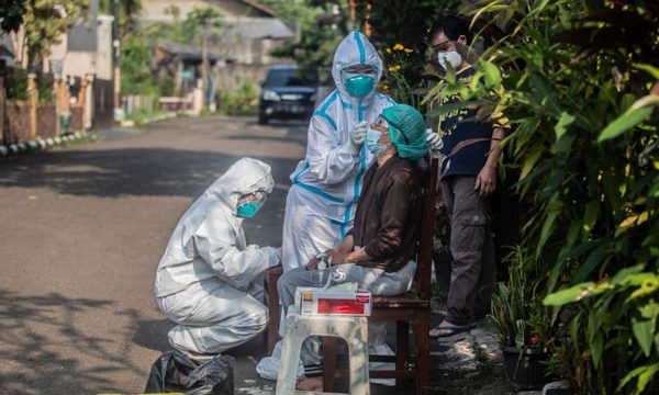 Warga Perumahan Griya Melati Kota Bogor tengah diswab oleh petugas Dinkes Kota Bogor, Kamis (27/5/2021).