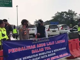 Untuk menekan kepadatan di tengah Kota Bogor yang berpotensi terjadi kerumunan dan terjadi penularan civid 19, Polresta Bogor Kota meutup pintu keluar tol Baranang Siang Bogor, Minggu (16/5/2021).