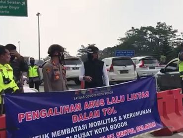 Untuk menekan kepadatan di tengah Kota Bogor yang berpotensi terjadi kerumunan dan terjadi penularan civid 19, Polresta Bogor Kota meutup pintu keluar tol Baranang Siang Bogor, Minggu (16/5/2021).