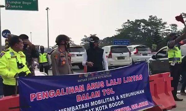 Untuk menekan kepadatan di tengah Kota Bogor yang berpotensi terjadi kerumunan dan terjadi penularan civid 19, Polresta Bogor Kota meutup pintu keluar tol Baranang Siang Bogor, Minggu (16/5/2021).