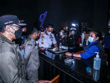 Ketua Tim Covid KOta Bogor Bima Arya temuka cafe langgar jam operasional.