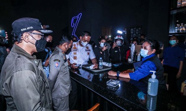 Ketua Tim Covid KOta Bogor Bima Arya temuka cafe langgar jam operasional.