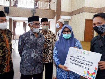 Sekdakot Bogo Syarifah Sofiah menyerahkan bantuan kepada warga terdampak covid