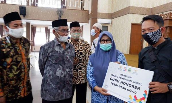 Sekdakot Bogo Syarifah Sofiah menyerahkan bantuan kepada warga terdampak covid