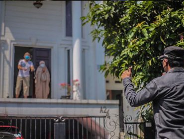 Wali Kota Bogor Bima Arya menyapa warga yang tengah menjalankan isolasi mandiri.