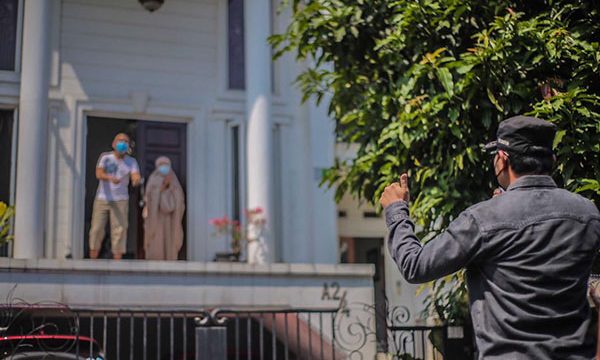 Wali Kota Bogor Bima Arya menyapa warga yang tengah menjalankan isolasi mandiri.