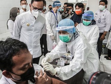 Wali Kota Bogor Bima Arya meninjau pelaksanaan vaksin covid beberapa waktu lalu.