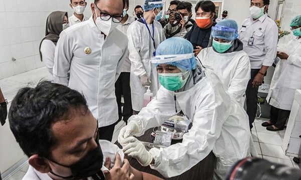 Wali Kota Bogor Bima Arya meninjau pelaksanaan vaksin covid beberapa waktu lalu.